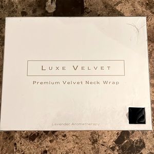 valentines Luxe Velvet Premium Velvet Neck Wrap Lavender Aromatherapy new box